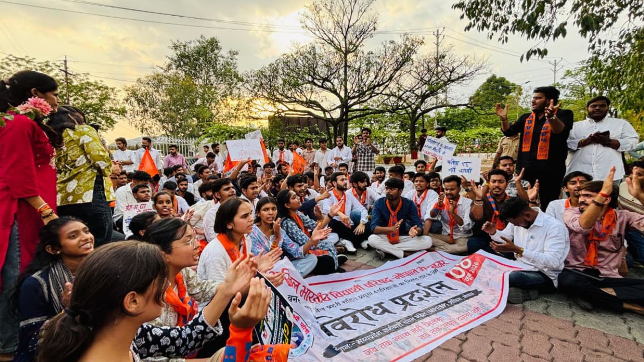 वन रक्षक, जेल प्रहरी की परीक्षा रद्द होने पर सड़क पर उतरी ABVP, कर्मचारी चयन मंडल कार्यालय के बाहर किया जोरदार प्रदर्शन, उच्च स्तरीय जांच की मांग