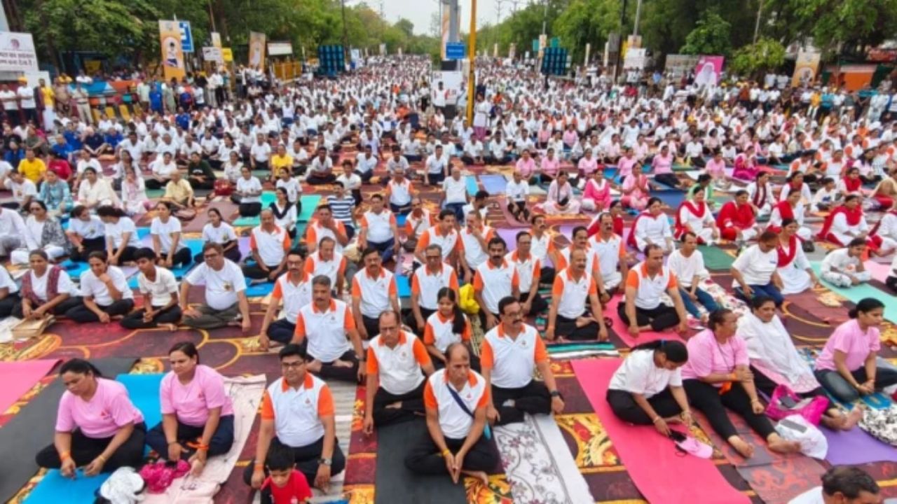 अंतरराष्ट्रीय योग दिवस पर इंदौर ने रचा इतिहास: 10 हजार से अधिक लोगों ने किया सामूहिक भ्रामरी प्राणायाम