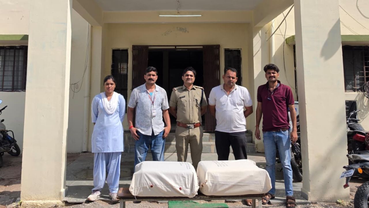 डबरा में नशे के कारोबार पर पुलिस का शिकंजा, 24 किलो गांजे के साथ तीन तस्कर गिरफ्तार, एक आरोपी फरार
