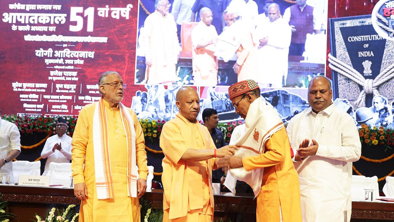 योगी का बड़ा हमला, बोले- कांग्रेस ने आज ही के दिन 1975 में देश पर आपातकाल थोपकर लोकतंत्र का गला घोंटने का महापाप किया