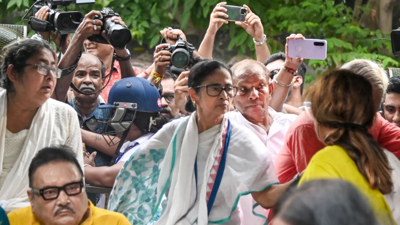 पश्चिम बंगाल: TMC नेताओं पर हमलों के विरोध में सड़क पर उतरीं ममता बनर्जी, रानी रासमणि एवेन्यू में दिया धरना, शुभेंदु सरकार के खिलाफ खोला मोर्चा