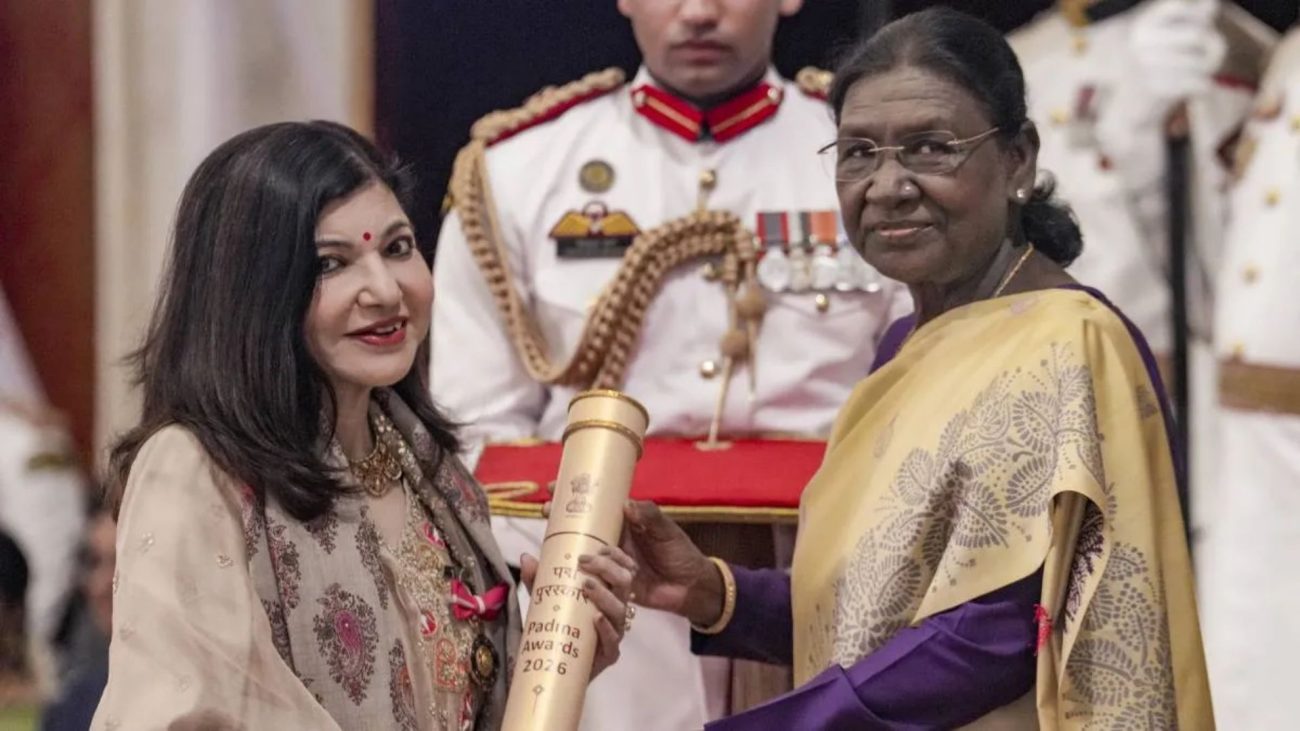 राष्ट्रपति ने मशहूर गायिका अलका याग्निक को पद्मश्री सम्मान से नवाजा, स्वास्थ्य ने खींचा सबका ध्यान, मंच तक पहुंचने में लेना पड़ा सहारा
