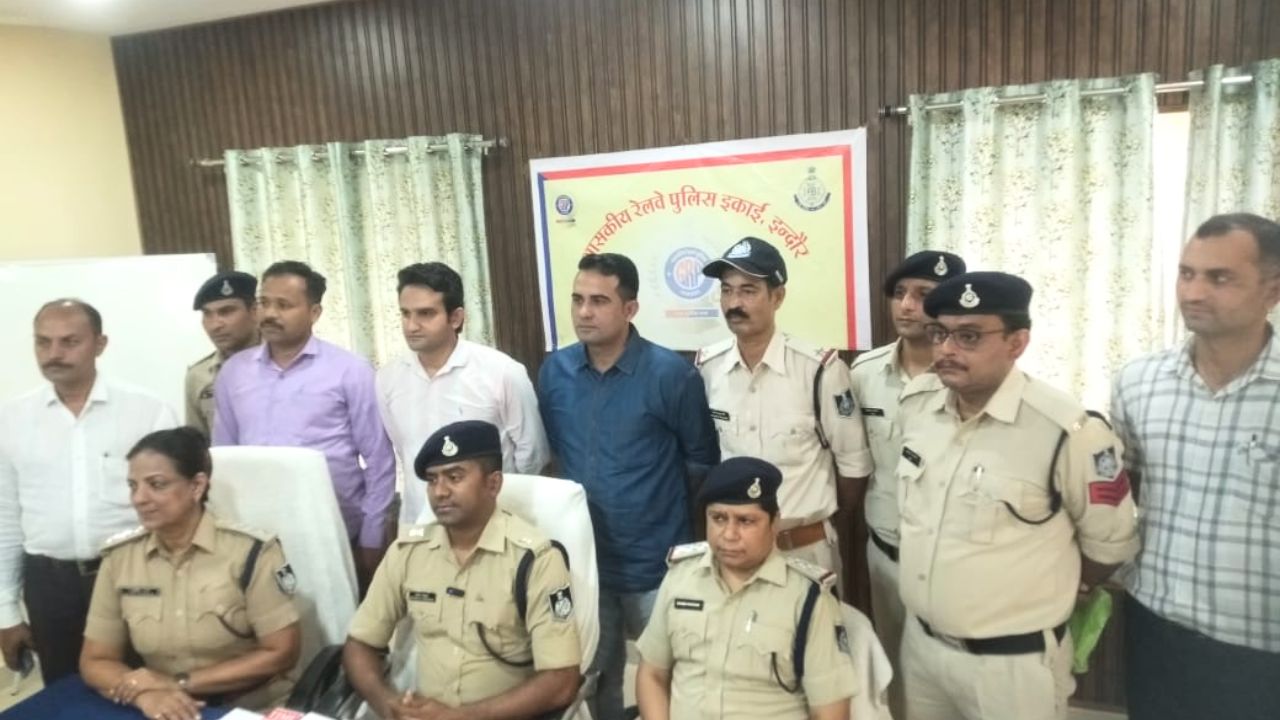 महंगी शराब पीने, नई नई गर्ल फ्रेंड बनाने के शौक पूरा करने बन गया ट्रेन चोर, पुलिस ने जब्त किये 15 लाख के जेवर