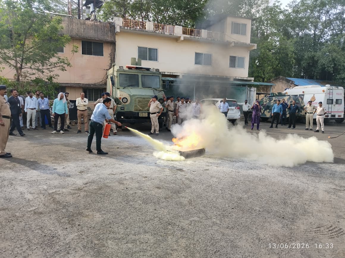 पुलिस मुख्यालय में सुरक्षाकर्मियों को दिया फायर सेफ्टी का प्रशिक्षण, स्वयं को सुरक्षित रखते हुए आग पर काबू पाने की ली ट्रेनिंग