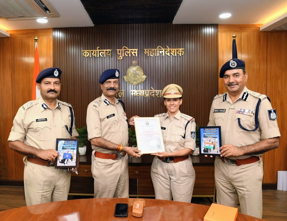 किलिमंजारो फतह करने वाली इंस्पेक्टर दीपिका गौतम को DGP ने किया सम्मानित