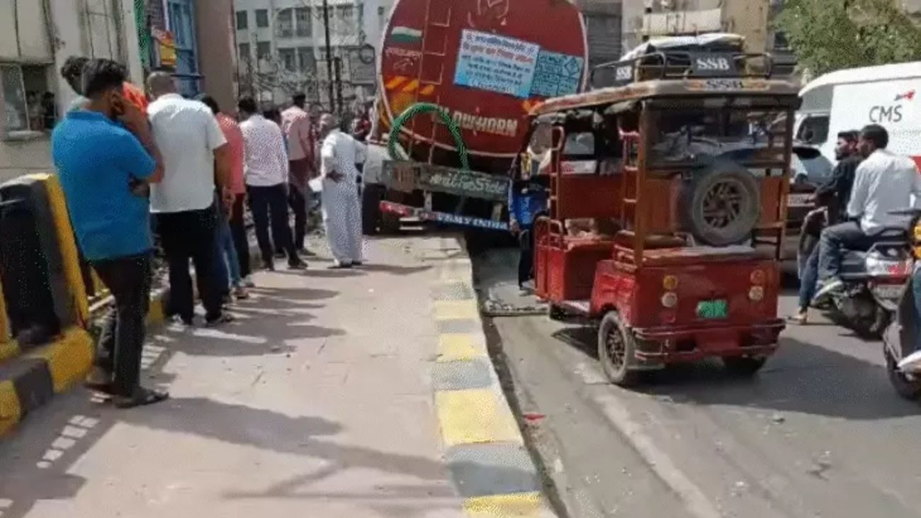 इंदौर में टला बड़ा हादसा, बेकाबू हुआ निगम का वाहन, 4 लोग हुए घायल, पढ़ें खबर