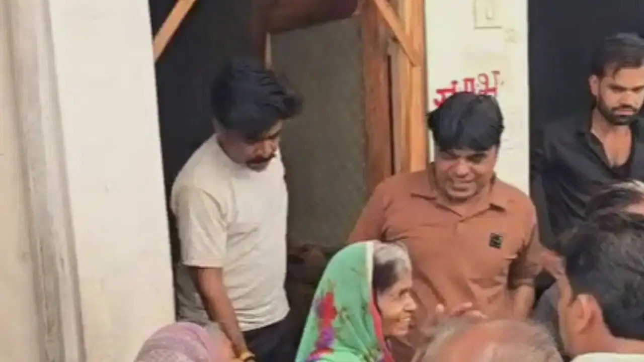 दो महीने बाद कमरे का दरवाजा खुला तो सामने आया हैरान करने वाला मंजर, बुजुर्ग महिला को पुलिस ने बचाया