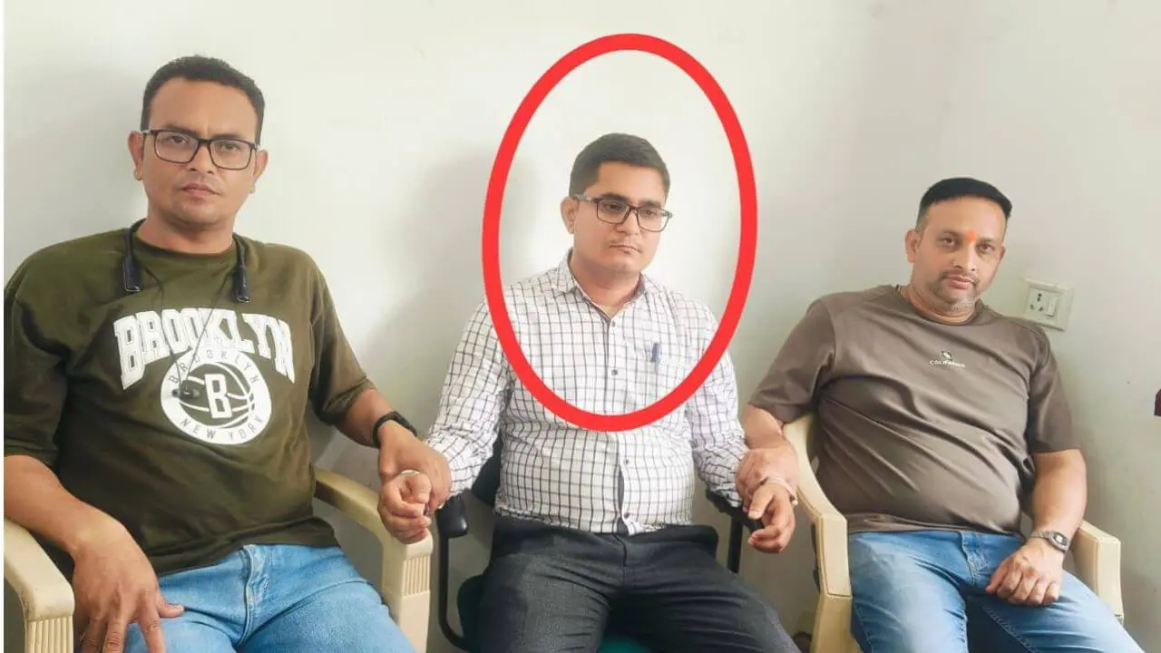 लोकायुक्त पुलिस ने बिजली कंपनी के इंजीनियर को 40000 रुपये की रिश्वत लेते रंगे हाथ पकड़ा