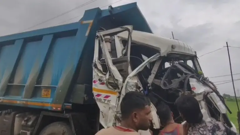 दमोह में रफ्तार का कहर, 2 डंपर की जोरदार भिड़ंत, चालक घायल