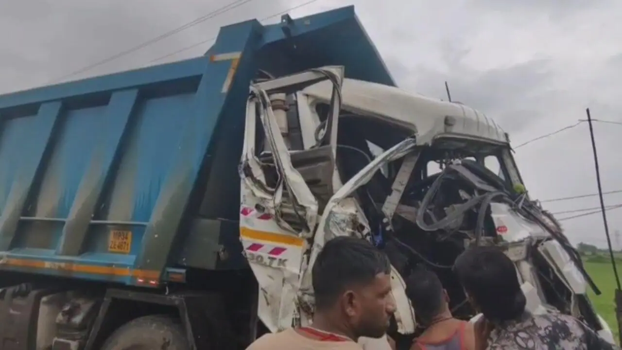 दमोह में रफ्तार का कहर, 2 डंपर की जोरदार भिड़ंत, चालक घायल