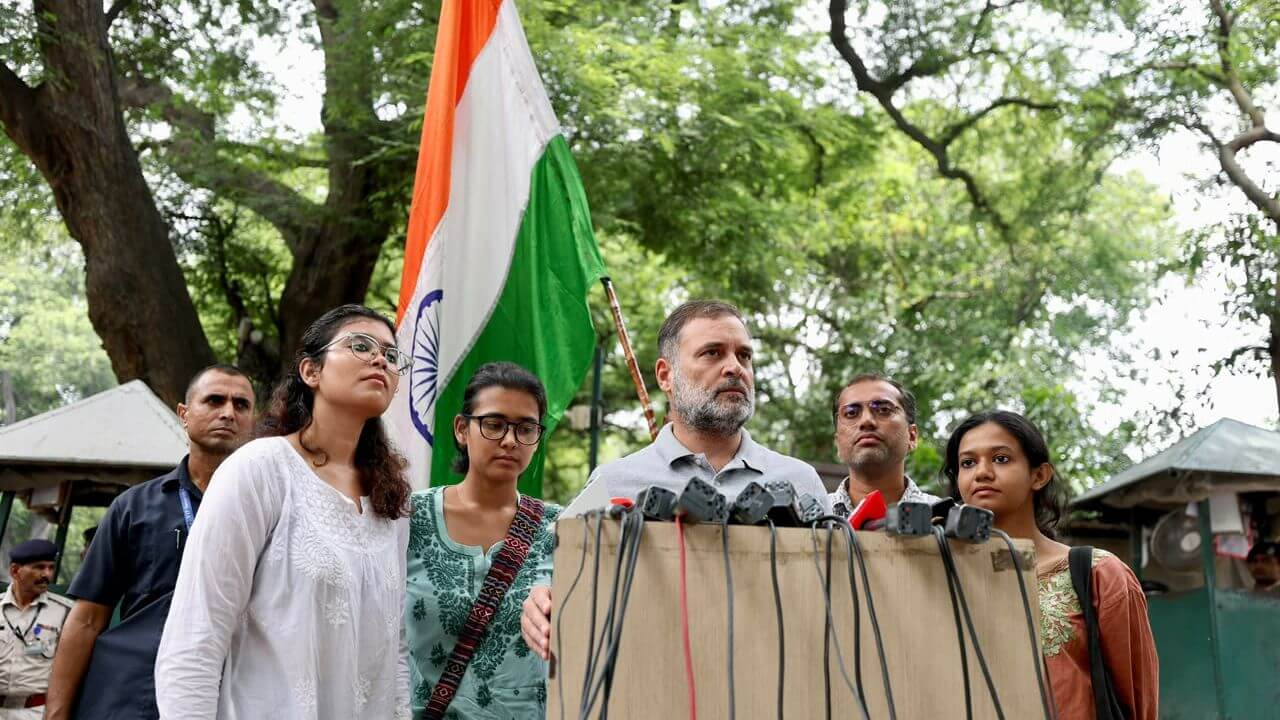 स्टूडेंट्स से बोले राहुल गांधी, मुझे आप पर गर्व है, PM Modi को कहा देश का अतीत, धर्मेन्द्र प्रधान के इस्तीफे की मांग दोहराई