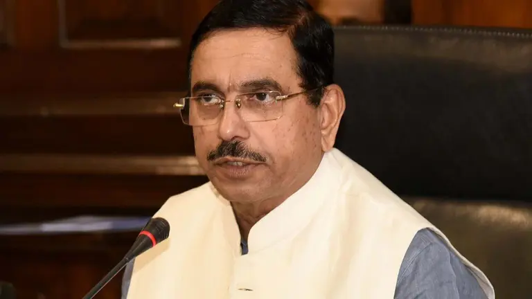 राष्ट्रपति मुर्मू ने स्वीकार किया धर्मेंद्र प्रधान का इस्तीफा, प्रह्लाद जोशी को मिला शिक्षा मंत्रालय का अतिरिक्त प्रभार, पढ़ें खबर