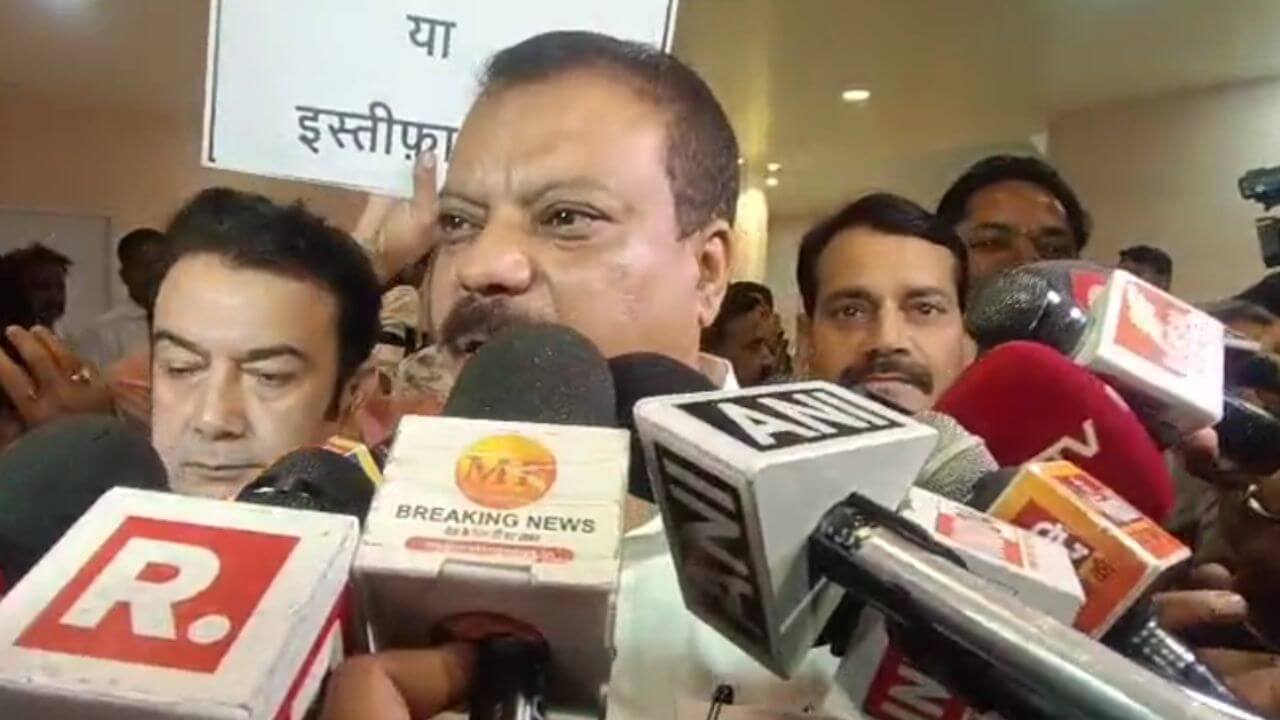 राहुल गांधी की गिरफ्तारी पर विधानसभा में कांग्रेस का हंगामा, काली पट्टी बांधकर पहुंचे विधायक, छात्रों के मुद्दे पर चर्चा की मांग