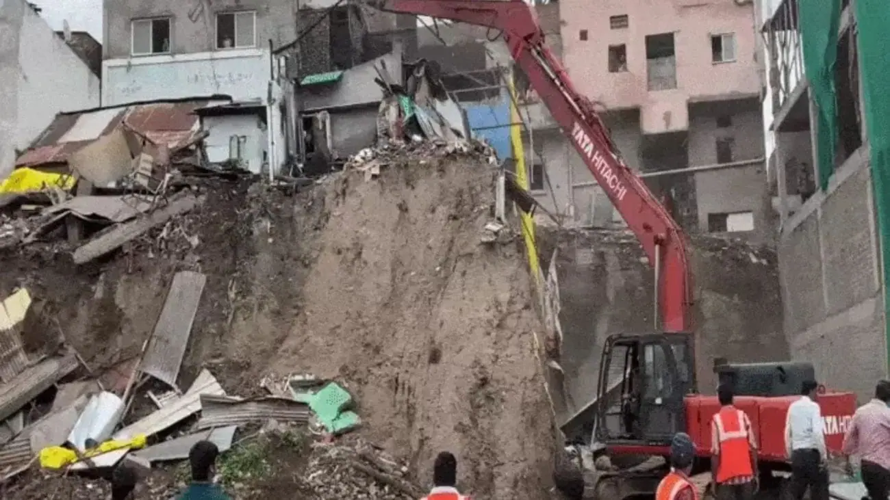 इंदौर नगर निगम की बड़ी कार्रवाई, बारिश से पहले 7 खतरनाक मकान हटाए, मिट्टी खिसकने से हो सकता था बड़ा हादसा