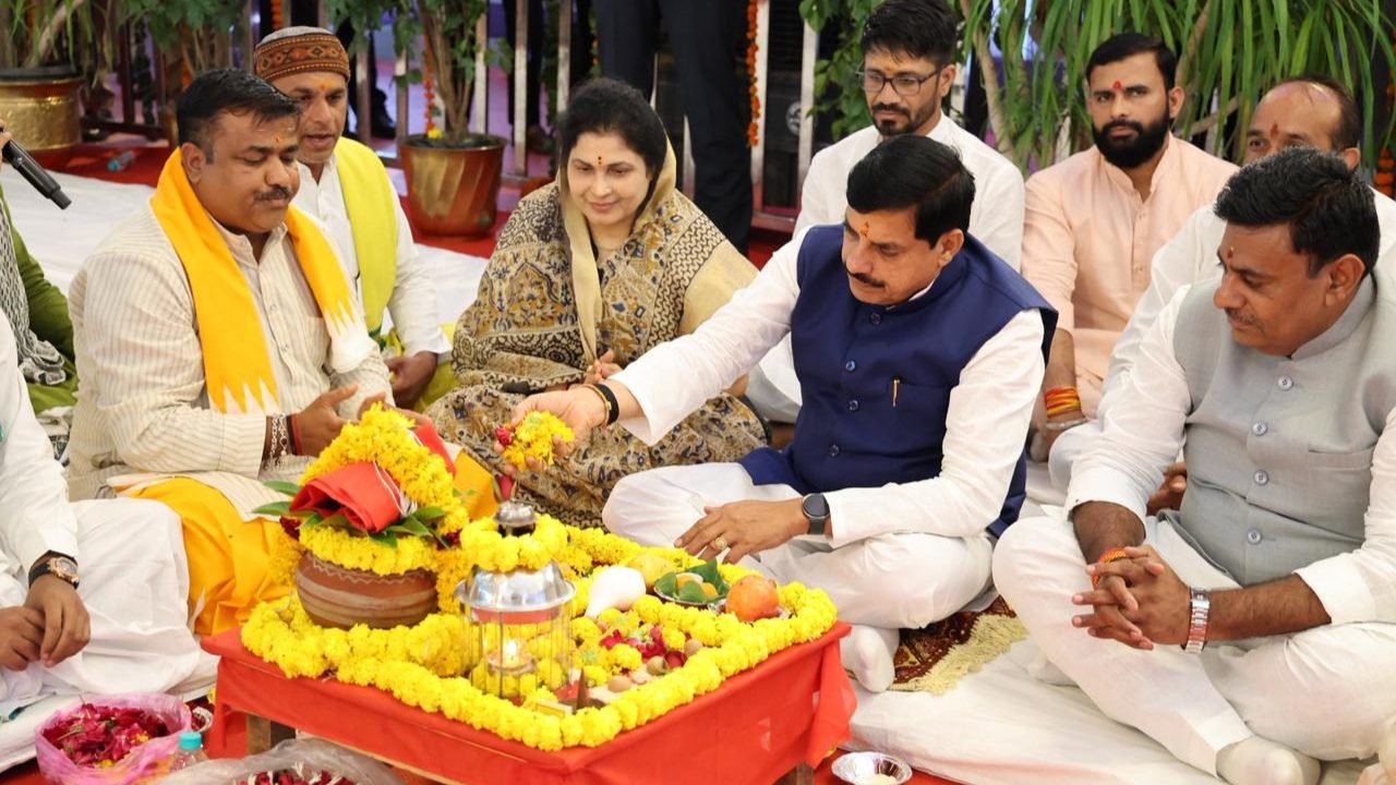 सीएम डॉ. मोहन यादव ने डॉ. श्यामा प्रसाद मुखर्जी की 125वीं जयंती पर किया सतगढ़ी स्मार्ट इंडस्ट्रियल पार्क का भूमिपूजन, 15 हजार युवाओं को मिलेगा रोजगार