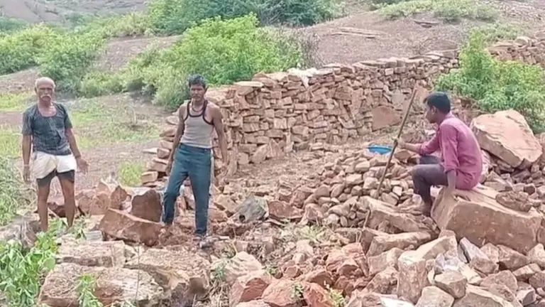 नीमच में अवैध निर्माण पर प्रशासन ने की सख्त कार्रवाई, श्मशान भूमि पर अवैध कब्जा किया गया ध्वस्त