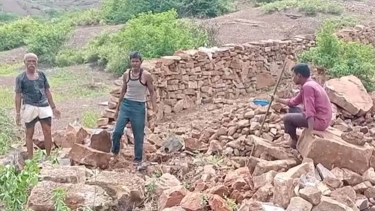 नीमच में अवैध निर्माण पर प्रशासन ने की सख्त कार्रवाई, श्मशान भूमि पर अवैध कब्जा किया गया ध्वस्त