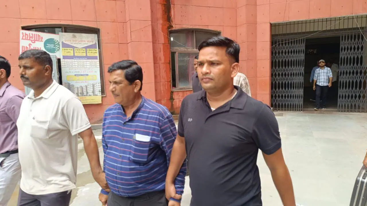 रिटायरमेंट से एक दिन पहले ट्रैप हुए ग्वालियर नगर निगम के EE, लोकायुक्त पुलिस ने रिश्वत लेते रंगे हाथ गिरफ्तार किया