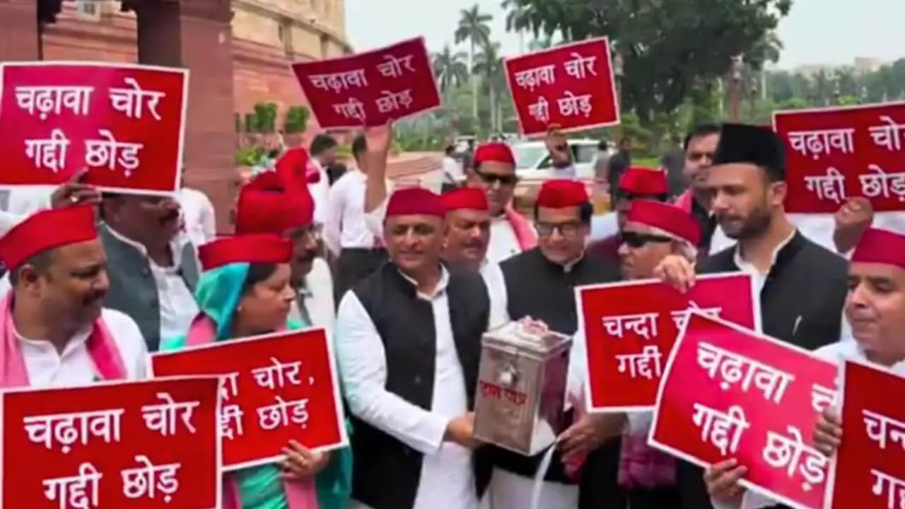 समाजवादी पार्टी ने संसद परिसर में किया प्रदर्शन, अखिलेश यादव बोले “जो दान पात्र नहीं बचा पाए वो पेपर लीक क्या रोकेंगे”