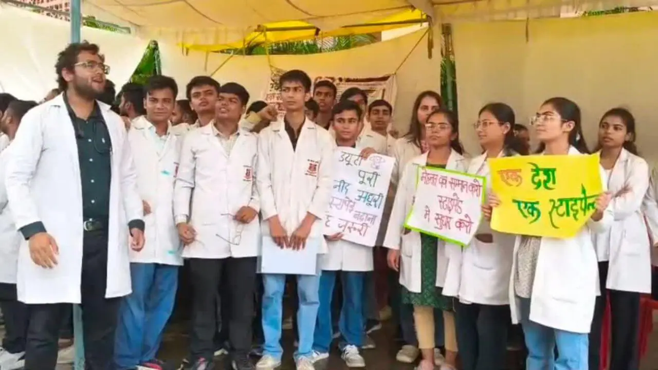 भोपाल में इंटर्न डॉक्टरों का विरोध प्रदर्शन, आज से अनिश्चितकालीन भूख हड़ताल पर बैठेंगे MBBS छात्र