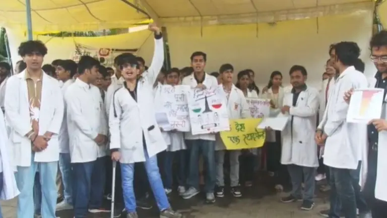 मध्य प्रदेश में MBBS इंटर्न डॉक्टरों की अनिश्चितकालीन हड़ताल, हमीदिया समेत कई अस्पतालों में सेवाएं प्रभावित, जानें क्या है मांग