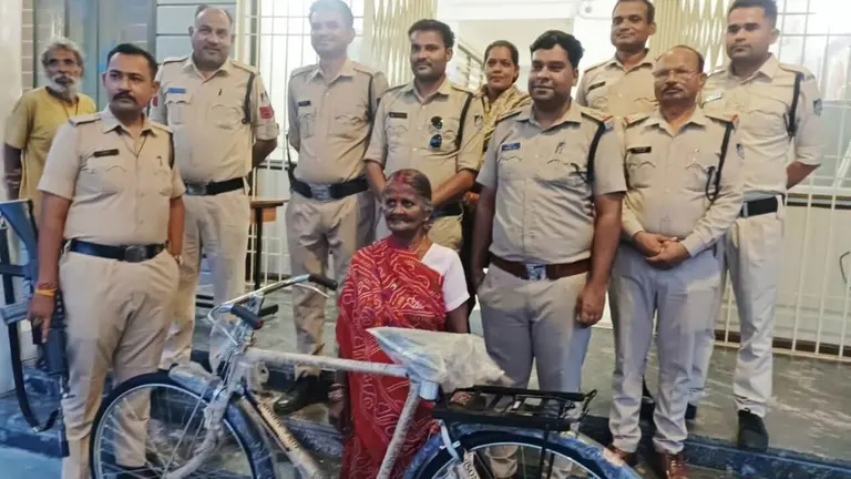 दमोह पुलिस ने निभाया मानवता का फर्ज, बुजुर्ग महिला को नई साइकिल देकर जीता भरोसा, भावुक हुई लक्ष्मी, जानें पूरा मामला