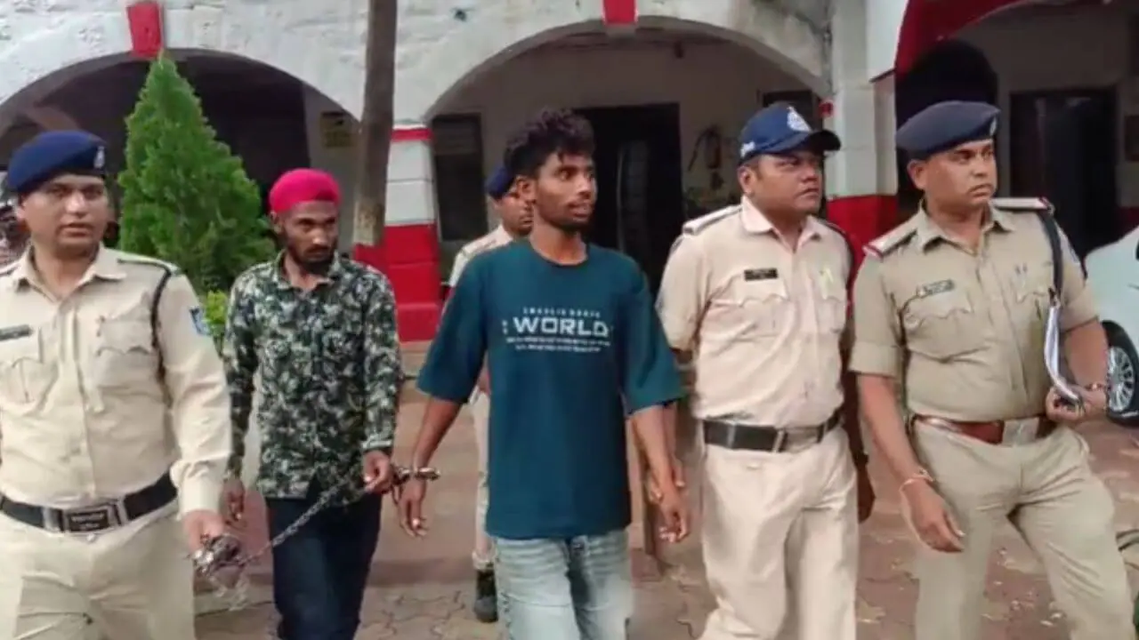 खंडवा पुलिस की बड़ी कार्रवाई, वाहन चेकिंग के दौरान दो हथियार तस्करों को किया गिरफ्तार, 4 अवैध पिस्टल बरामद