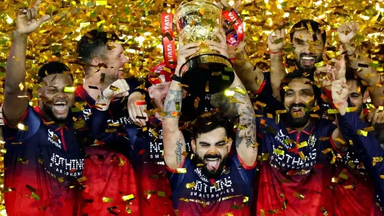 RCB की ब्रांड वैल्यू ने बनाया नया रिकॉर्ड, 300 मिलियन डॉलर क्लब में पहुंचने वाली पहली क्रिकेट टीम बनी रॉयल चैलेंजर्स बेंगलुरु