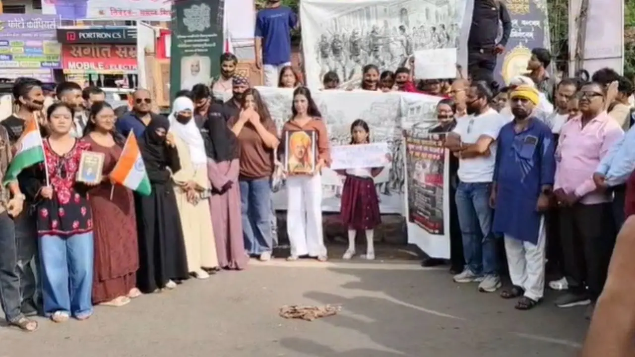 दिल्ली में छात्रों पर कार्रवाई के विरोध में जबलपुर में मौन प्रदर्शन, शिक्षा मंत्री के इस्तीफे समेत रखी ये मांगें