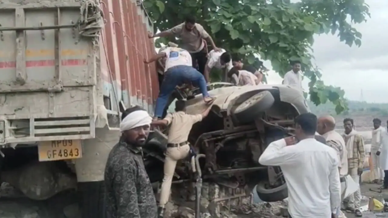 खंडवा में भीषण सड़क हादसा, ओंकारेश्वर जा रहे श्रद्धालुओं की गाड़ी को ट्रक ने मारी टक्कर, 10 लोग घायल