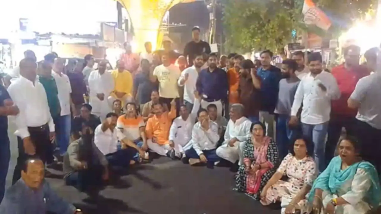राहुल गांधी की हिरासत पर भड़की कांग्रेस, नीमच में जोरदार विरोध प्रदर्शन, केंद्र सरकार का पुतला फूंका