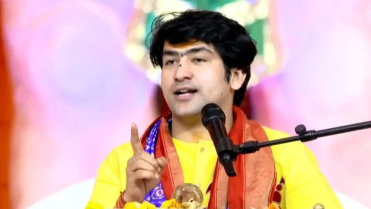 कृष्ण को नमाजी बताने वाले मौलाना को पंडित धीरेंद्र कृष्ण शास्त्री ने दिया तीखा जवाब, कहा – ‘यदि हम बोलेंगे तो खुजली होने लगेगी’