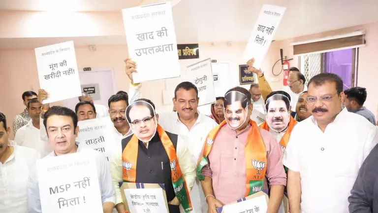 MP विधानसभा मानसून सत्र: किसानों के मुद्दे पर कांग्रेस का प्रदर्शन, उमंग सिंघार ने बीजेपी पर किसान विरोधी होने का आरोप लगाया