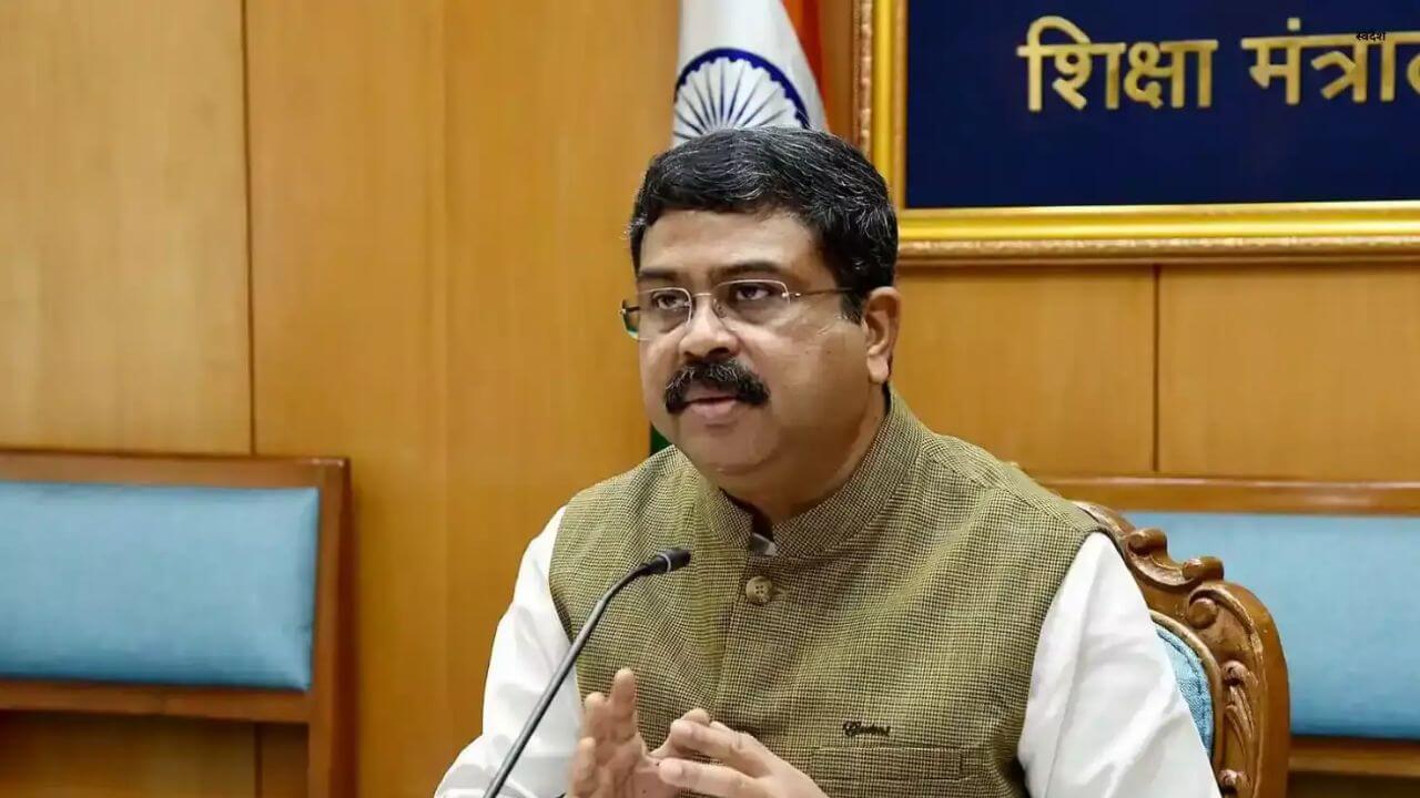 शिक्षा मंत्री धर्मेंद्र प्रधान के इस्तीफे को विपक्ष ने कहा लोकतंत्र और स्टूडेंट्स की जीत, जंतर मंतर पर जश्न