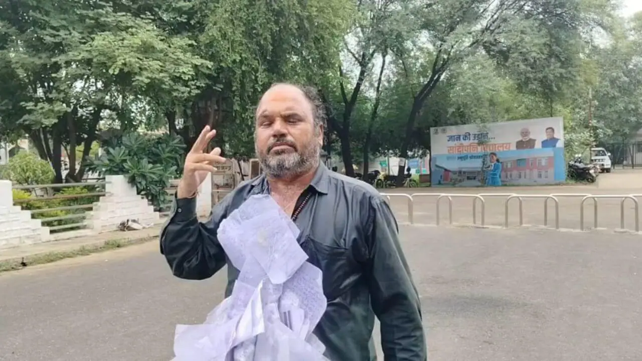 सरकारी जमीन से कब्ज़ा हटाने की 11 बार गुहार लगा चुके ग्रामीण ने कलेक्टर कार्यालय पर आत्मदाह का प्रयास, लगाये भ्रष्टाचार के आरोप