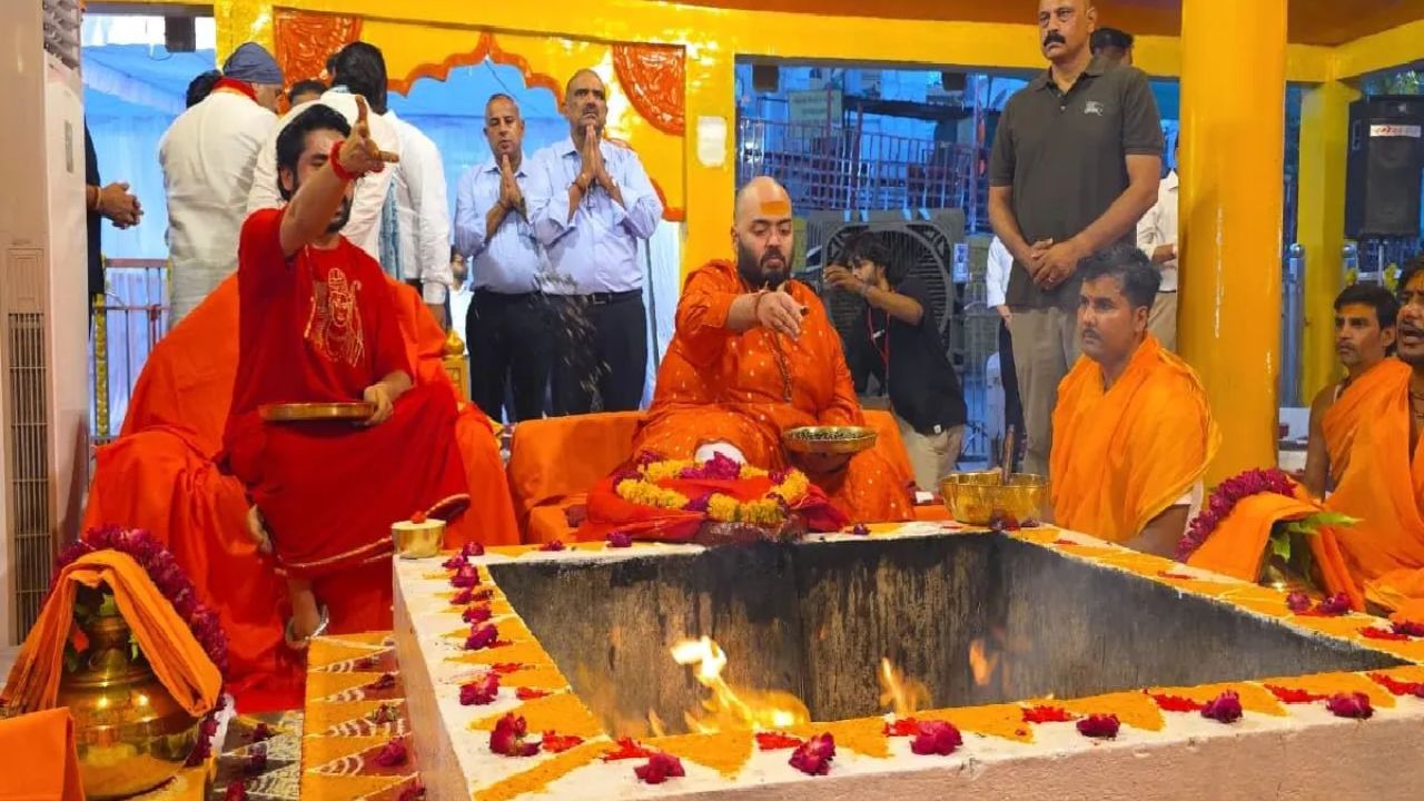 बागेश्वर धाम पहुंचे अनंत अंबानी, धीरेंद्र शास्त्री संग की पूजा-हवन, 11 कन्याओं का लिया आशीर्वाद
