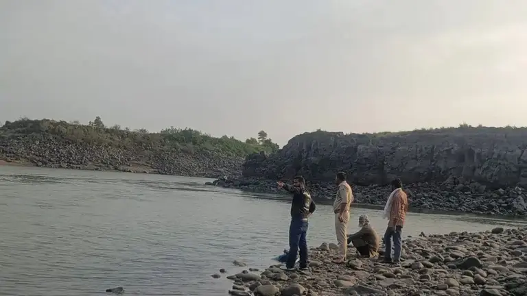 महेश्वर में नर्मदा की तेज धारा में बहा इंदौर का युवक, पुलिस और SDRF का सर्च ऑपरेशन जारी