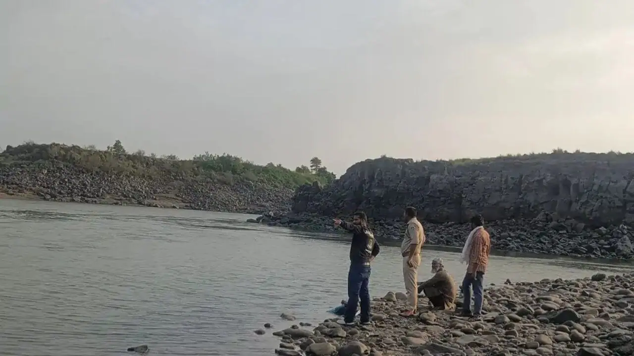 महेश्वर में नर्मदा की तेज धारा में बहा इंदौर का युवक, पुलिस और SDRF का सर्च ऑपरेशन जारी