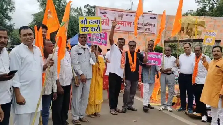 गौ संरक्षण को लेकर नीमच में विशाल पैदल मार्च, अलग केंद्रीय मंत्रालय बनाने की मांग, CM मोहन यादव के नाम सौंपा ज्ञापन