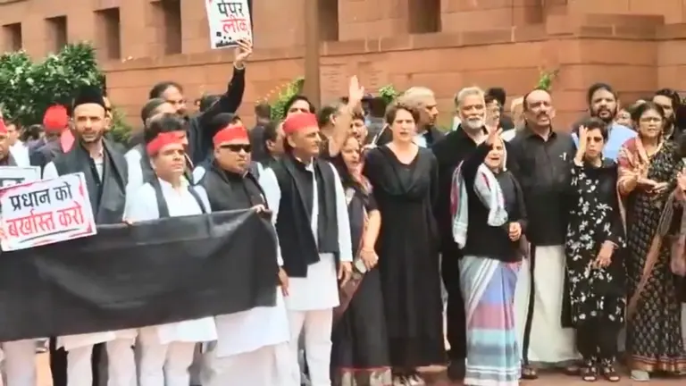 कांग्रेस समेत विपक्षी सांसदों ने काले कपड़े पहनकर संसद परिसर में किया विरोध प्रदर्शन, प्रियंका गांधी ने छात्रों के साथ जताई एकजुटता
