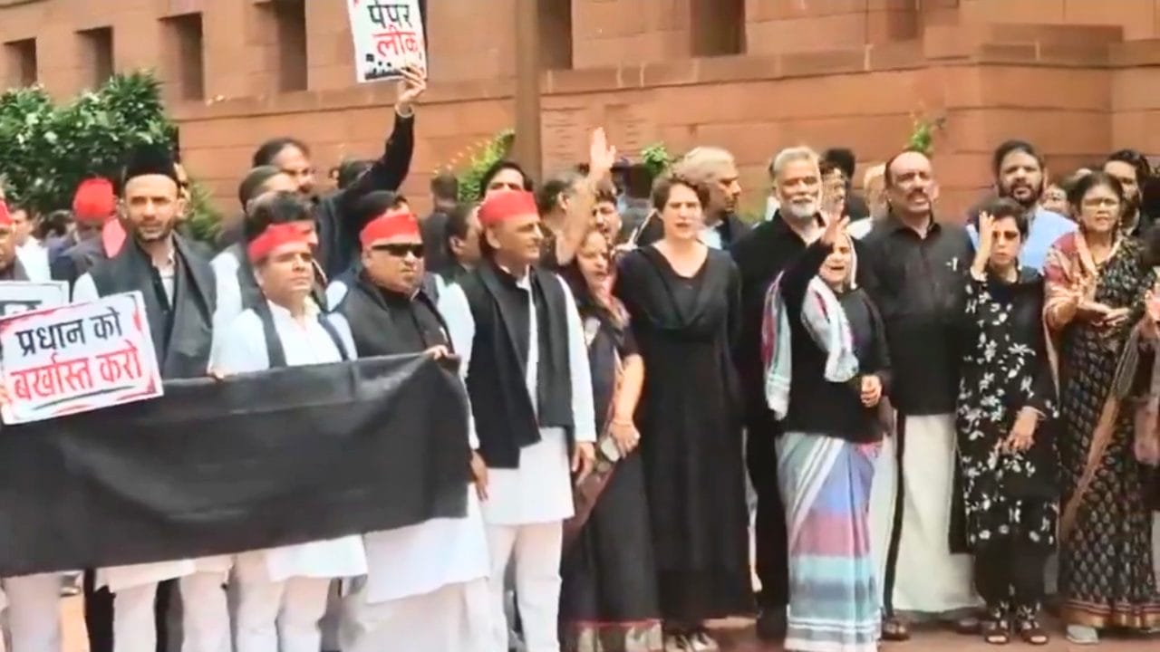 कांग्रेस समेत विपक्षी सांसदों ने काले कपड़े पहनकर संसद परिसर में किया विरोध प्रदर्शन, प्रियंका गांधी ने छात्रों के साथ जताई एकजुटता