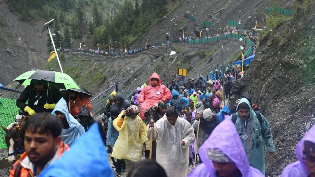 भारी बारिश, भूस्खलन की आशंका के चलते अमरनाथ यात्रा स्थगित, अब पवित्र गुफा की ओर नहीं बढ़ सकेंगे श्रद्धालु, पढ़ें खबर