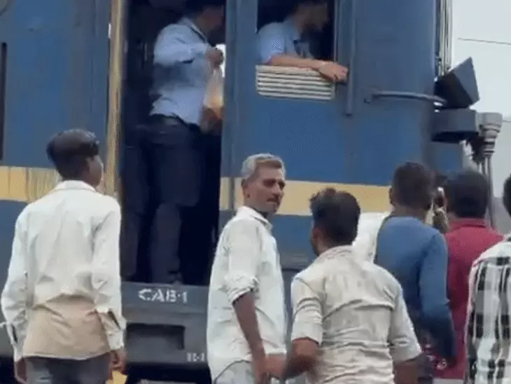 क्या इंदौर में लोको पायलट ने समोसे के लिए रोकी ट्रेन? वीडियो हुआ वायरल, रेलवे ने शुरू की जांच