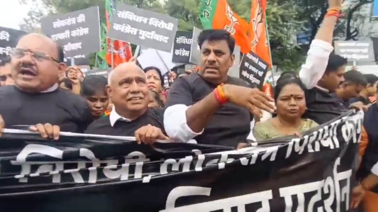 BJP ने कांग्रेस मुख्यालय पर किया प्रदर्शन, राहुल गांधी पर लगाया लोकतंत्र की हत्या और अराजकता फ़ैलाने का आरोप