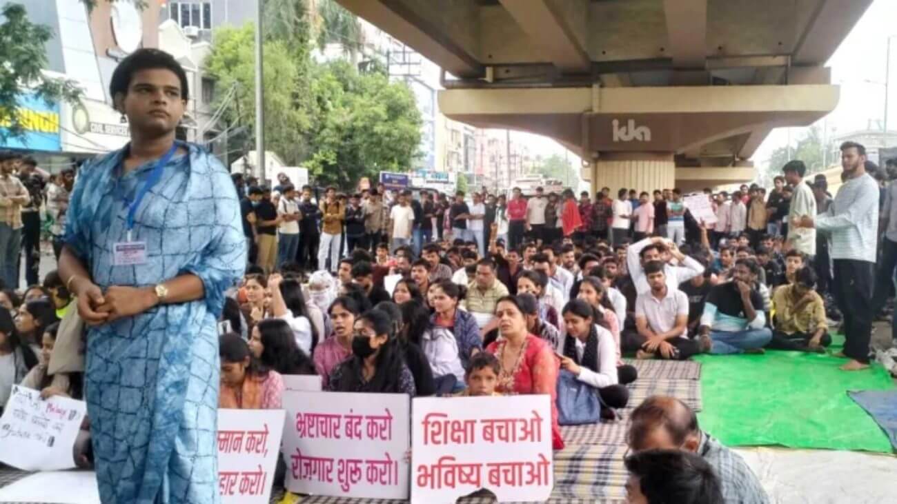 इंदौर के टंट्या भील चौराहे पर 25 दिनों से धरना जारी, प्रदर्शनकारियों पर ड्रोन से रखी जा रही निगरानी, MP के 20 जिलों में छात्र आंदोलन तेज