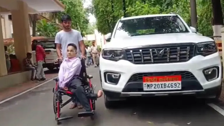 जबलपुर: शारीरिक चुनौतियों को मात देकर हिमांशु सोनी बने डिप्टी कलेक्टर, ज्वानिंग के पहले दिन जनसुनवाई में हुए शामिल, जनता की सुनीं समस्याएं