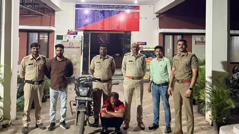 इंदौर पुलिस की बड़ी कार्रवाई, लाखों की अवैध चरस के साथ अंतरजिला तस्कर को किया गिरफ्तार, पढ़ें खबर