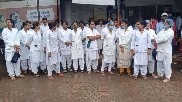 निलंबित नर्स की बहाली को लेकर नर्सिंग स्टाफ की हड़ताल, डिंडौरी जिला अस्पताल में सेवाएं प्रभावित, मरीज परेशान