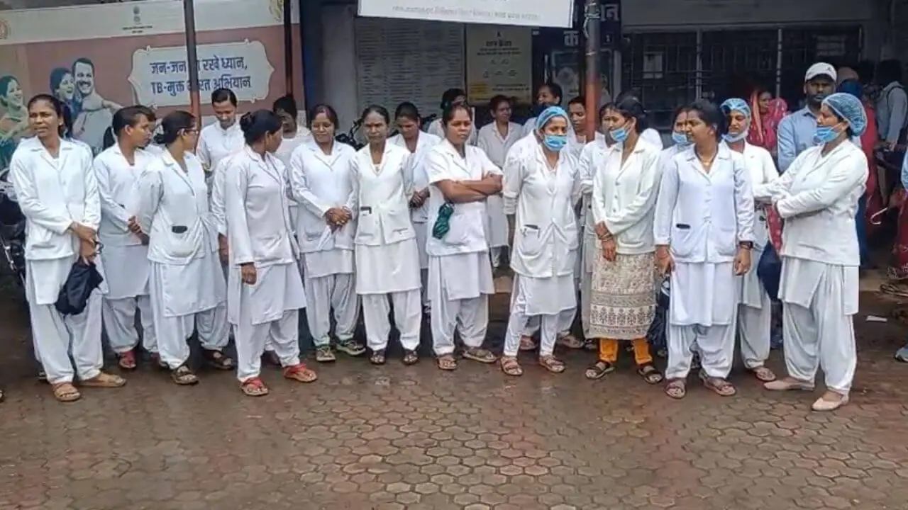 निलंबित नर्स की बहाली को लेकर नर्सिंग स्टाफ की हड़ताल, डिंडौरी जिला अस्पताल में सेवाएं प्रभावित, मरीज परेशान