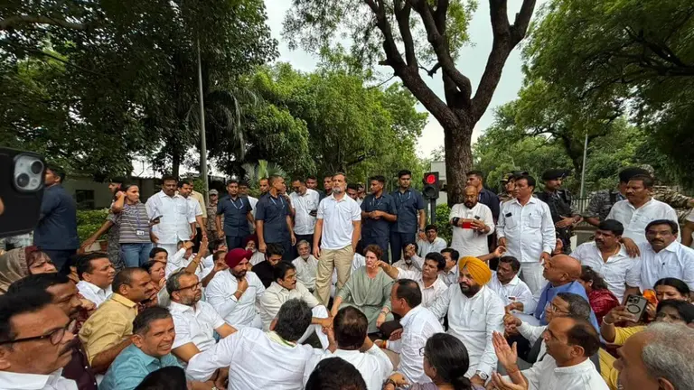 छात्रों के समर्थन में कांग्रेस ने खोला मोर्चा, PM आवास के बाहर धरने पर बैठे राहुल गांधी समेत कई नेता, मांगा इस्तीफा